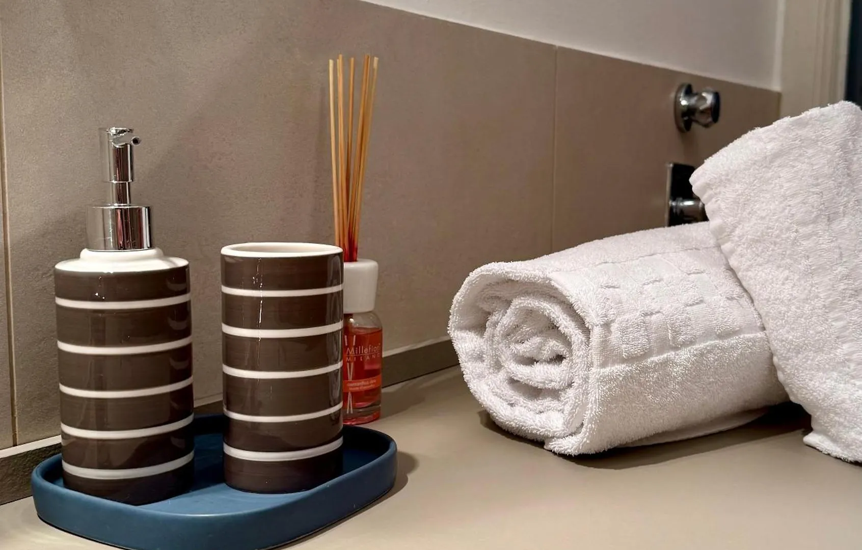 Lr Deluxe Apartments - San Babila Cozy Home Μιλάνο